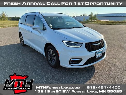 Used 2021 Chrysler Pacifica Touring-L FWD image 2