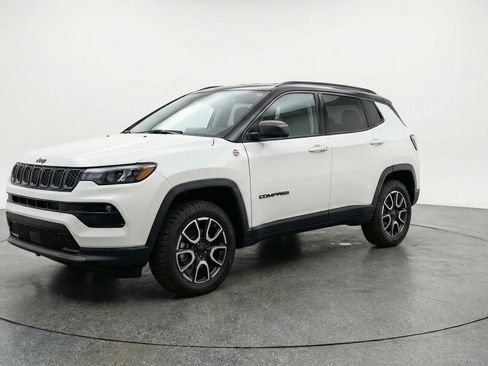 Used 2025 Jeep Compass Trailhawk image 3