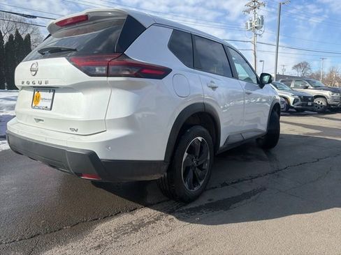 Used 2024 Nissan Rogue SV image 3