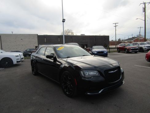 Used 2019 Chrysler 300 Touring w/ Sport Appearance Package image 4
