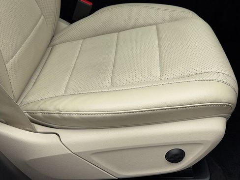 Used 2022 Mercedes-Benz GLE 350 4MATIC w/ AMG Line Exterior image 47