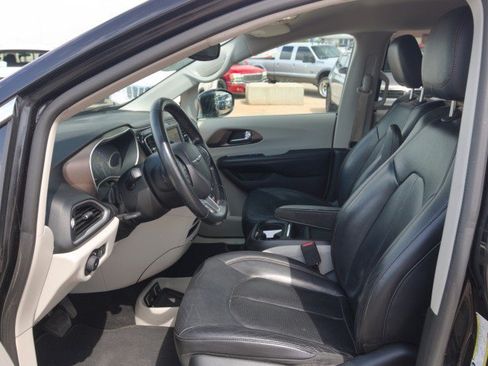 Used 2019 Chrysler Pacifica Touring-L FWD image 14