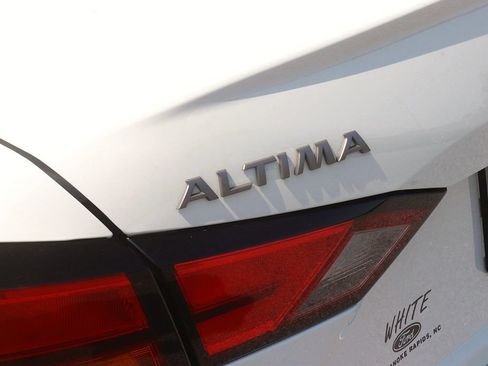 Used 2025 Nissan Altima 2.5 SV FWD image 9