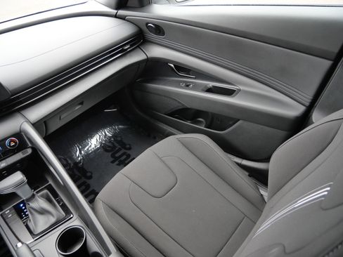 Certified 2025 Hyundai Elantra Sport image 11