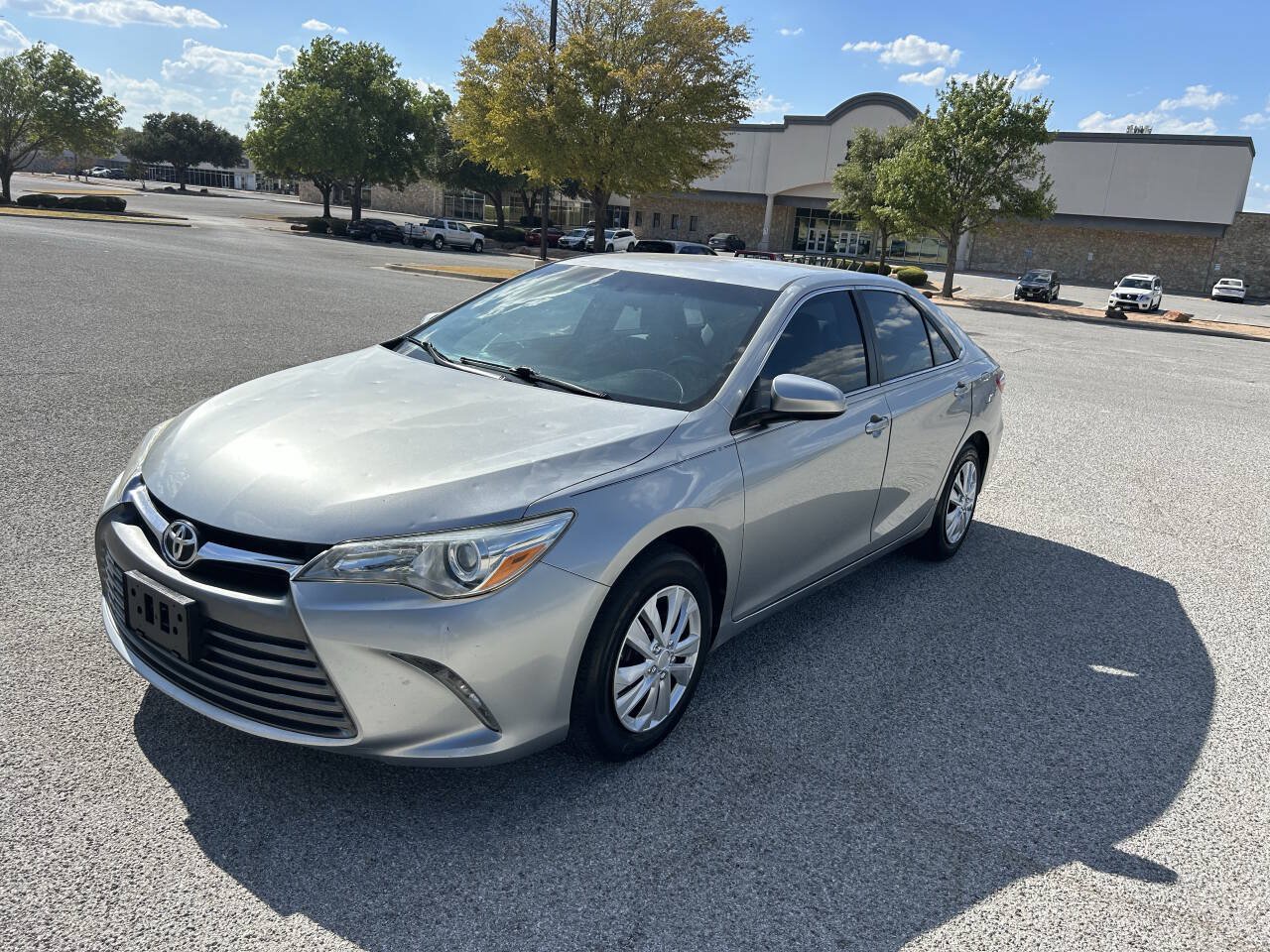Used 2017 Toyota Camry LE FWD image 2