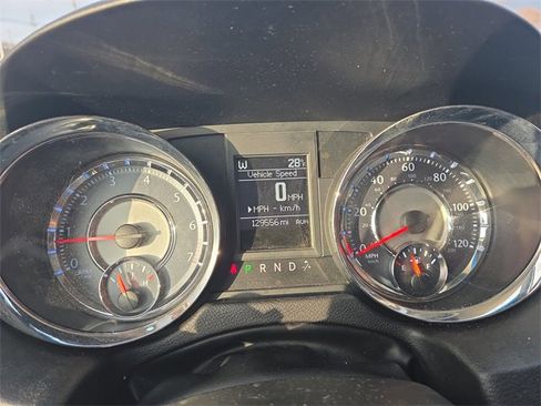 Used 2013 Chrysler Town & Country Touring-L w/ Driver Convenience Group image 9