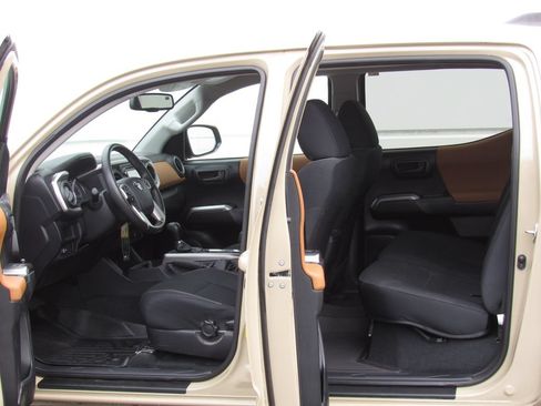 Certified 2017 Toyota Tacoma SR5 AWD/4WD image 16