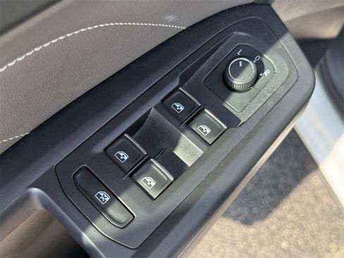 Used 2021 Volkswagen Atlas Cross Sport SE w/ V6 Towing Package image 11