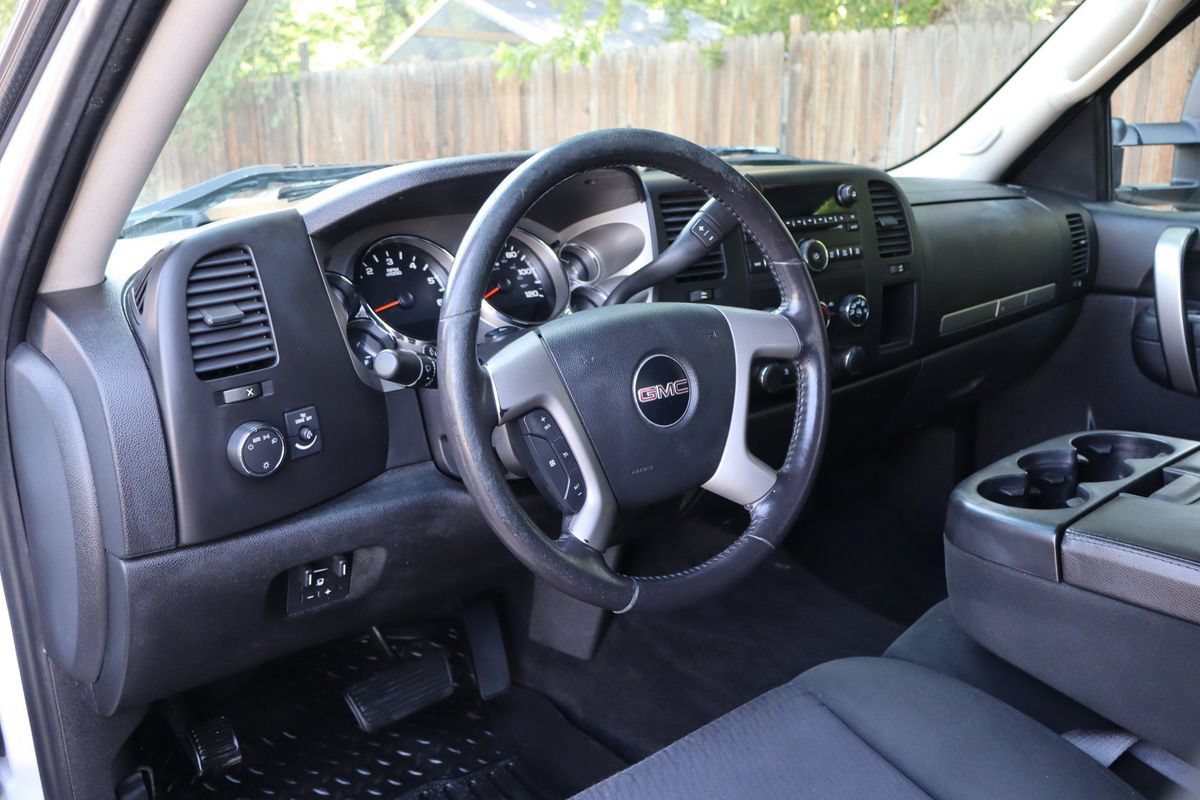 Used 2011 GMC Sierra 2500 SLE w/ Suspension Package, Off-Road AWD/4WD image 15