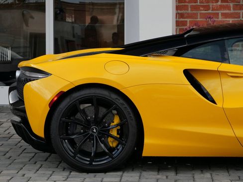 Used 2023 McLaren Artura RWD image 15