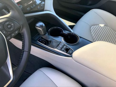 Used 2020 Toyota Camry SE w/ Sunroof Package FWD image 16