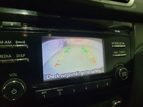 Used 2016 Nissan Rogue SV image 6