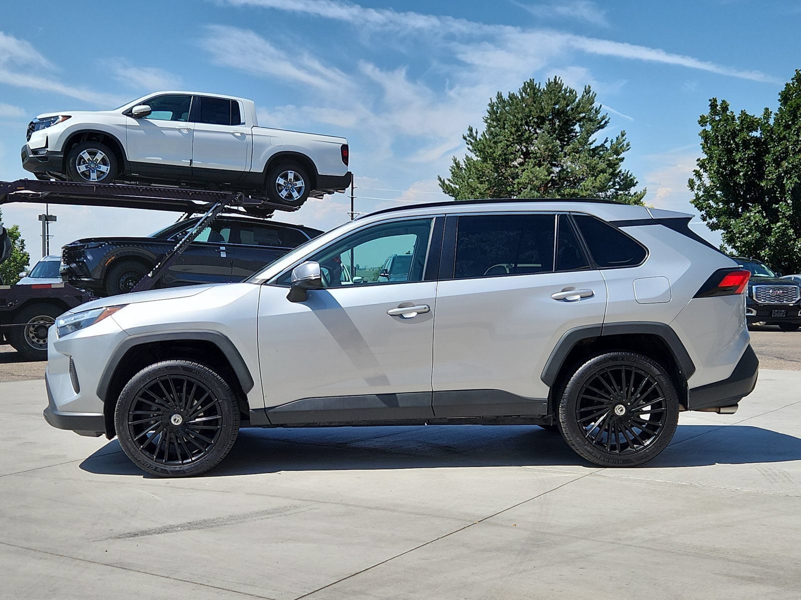 Used 2024 Toyota RAV4 XLE AWD/4WD image 2