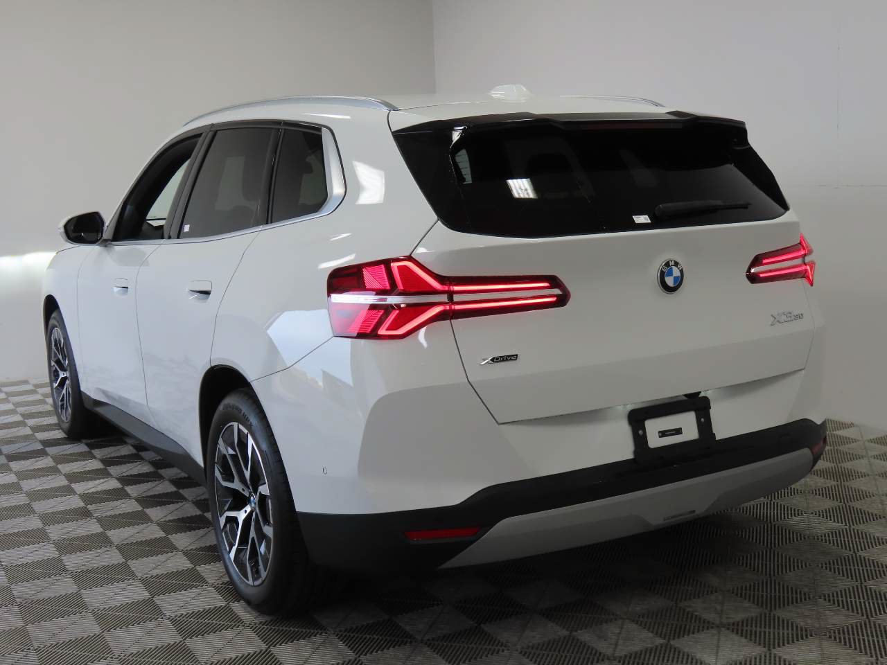 Used 2025 BMW X3 xDrive30i AWD/4WD image 3