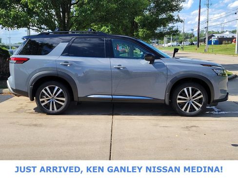 Used 2023 Nissan Pathfinder Platinum AWD/4WD image 2