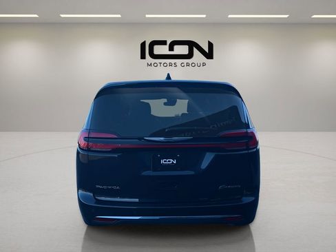 Used 2024 Chrysler Pacifica Select image 4