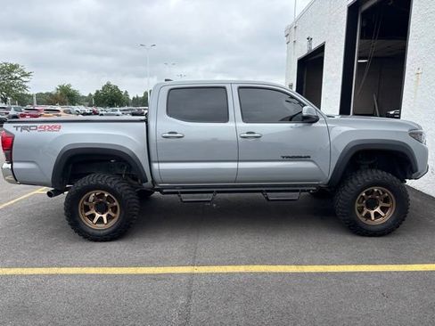 Used 2019 Toyota Tacoma TRD Off-Road AWD/4WD image 7