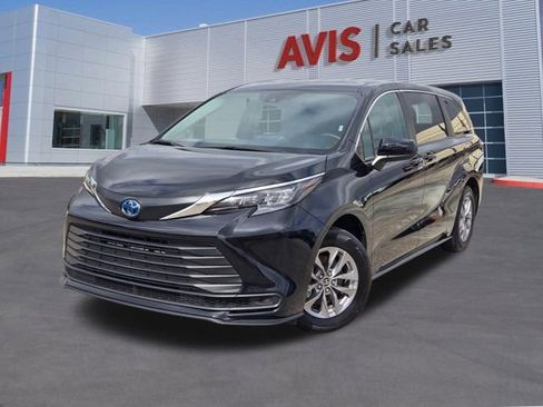 Used 2025 Toyota Sienna LE image 1