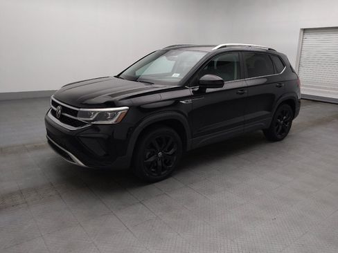 Used 2022 Volkswagen Taos SEL w/ Panoramic Sunroof Package FWD image 2