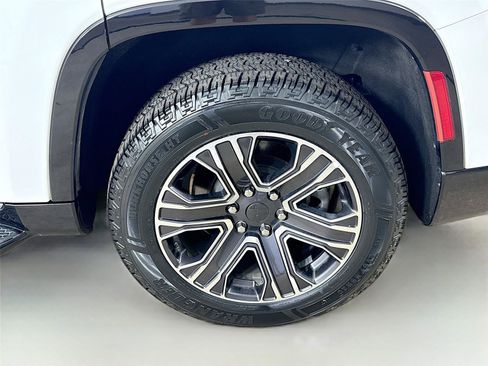Used 2024 Jeep Wagoneer Series II AWD/4WD image 31