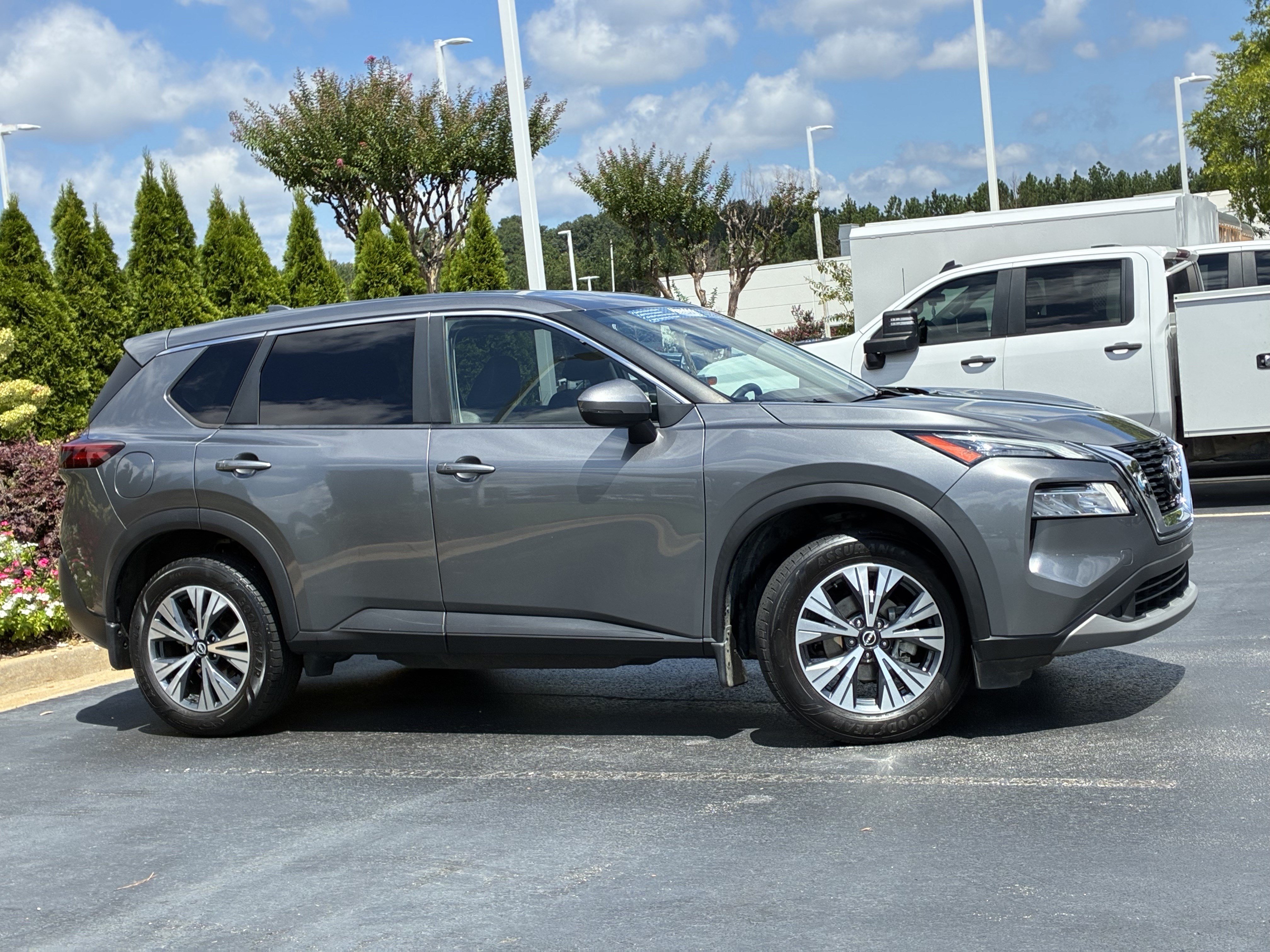 Used 2022 Nissan Rogue SV FWD image 3