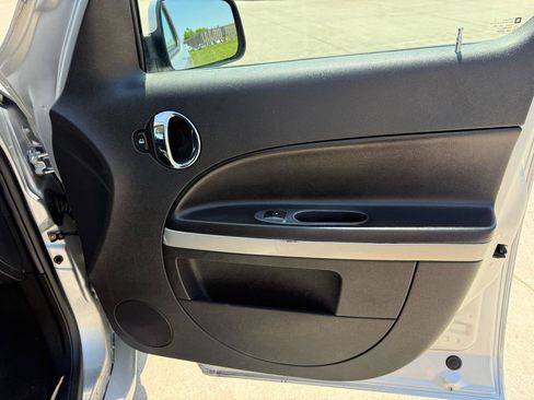 Used 2011 Chevrolet HHR LT FWD image 25
