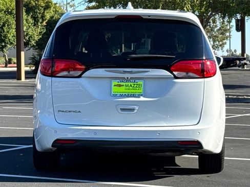 Used 2020 Chrysler Pacifica Touring image 10