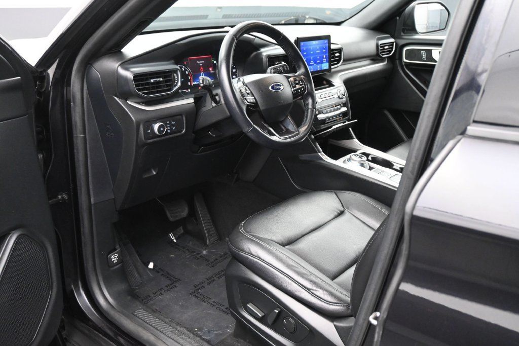 Used 2020 Ford Explorer XLT w/ Equipment Group 202A RWD image 2