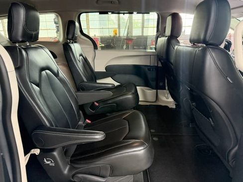Used 2024 Chrysler Pacifica Touring-L FWD image 11