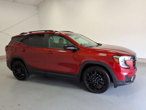 Used 2024 GMC Terrain SLE w/ Driver Convenience Package FWD image 2