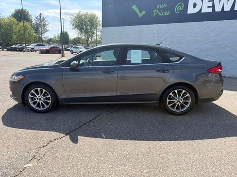 Used 2017 Ford Fusion SE FWD image 2