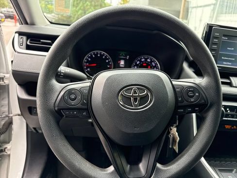 Used 2021 Toyota RAV4 LE FWD image 18