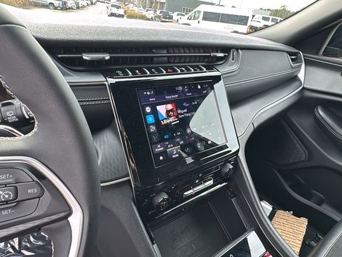 Used 2024 Jeep Grand Cherokee Altitude image 23