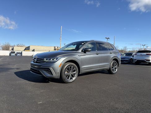 Certified 2023 Volkswagen Tiguan SE w/ Panoramic Sunroof Package image 1