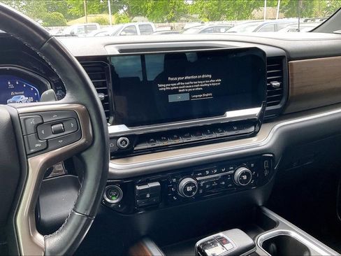 Used 2022 Chevrolet Silverado 1500 High Country w/ Technology Package AWD/4WD image 9