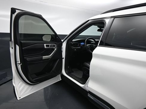 Certified 2021 Ford Explorer XLT w/ Equipment Group 202A RWD image 8
