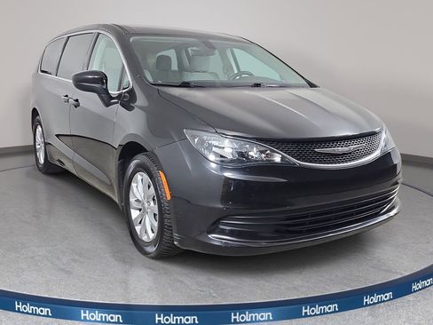 Used 2017 Chrysler Pacifica Touring w/ Tire & Wheel Group FWD image 4