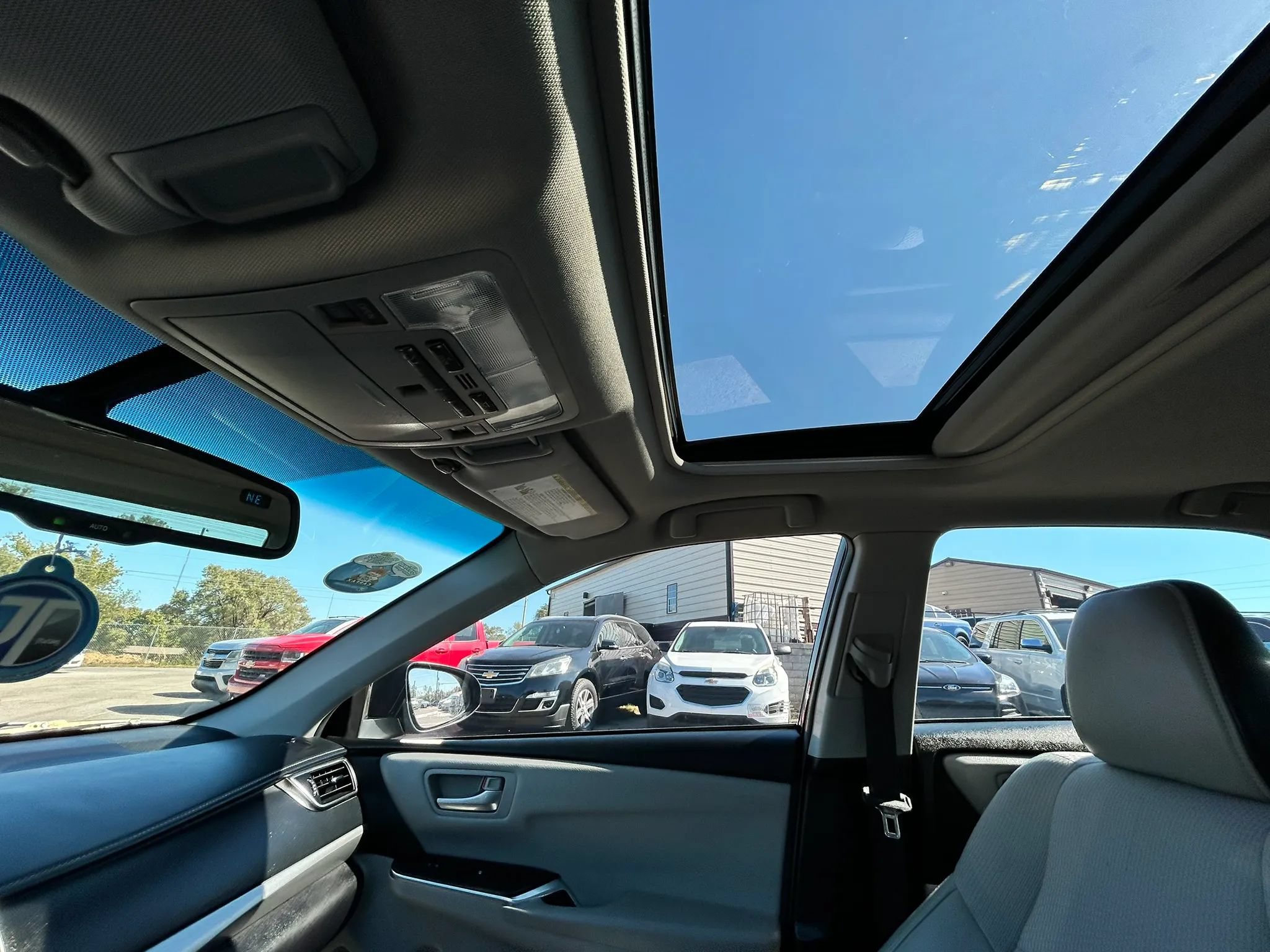 Used 2016 Toyota Camry SE w/ Moonroof Package FWD image 19