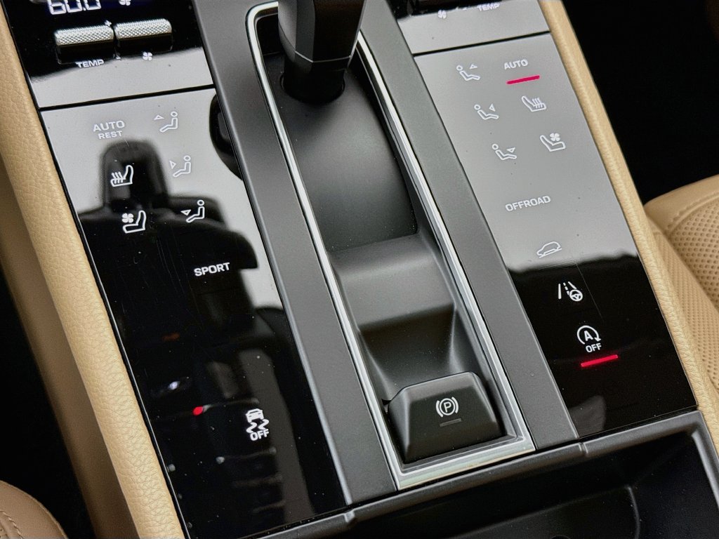 Certified 2025 Porsche Macan AWD/4WD image 22