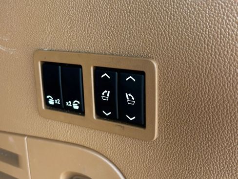 Used 2015 Cadillac Escalade Platinum RWD image 13