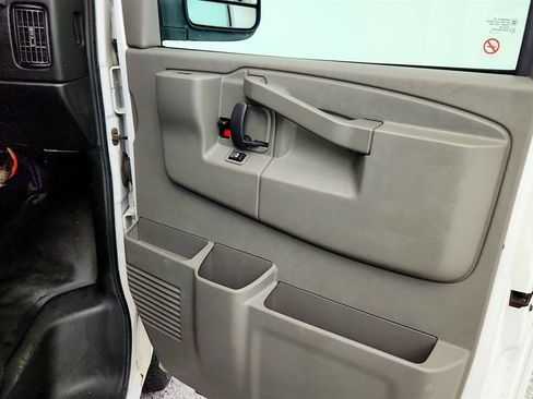 Used 2018 Chevrolet Express 2500 w/ Driver Convenience Package RWD image 29