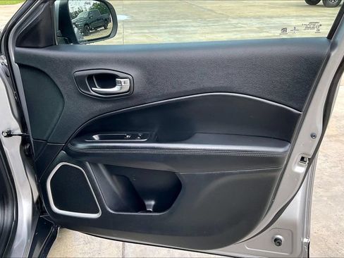 Used 2019 Jeep Compass Latitude FWD image 23