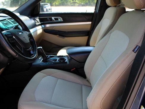 Used 2017 Ford Explorer XLT image 12