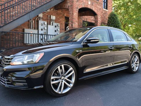 Used 2017 Volkswagen Passat 1.8T R-Line FWD image 2