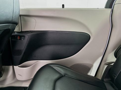 Used 2024 Chrysler Pacifica Touring-L FWD image 31
