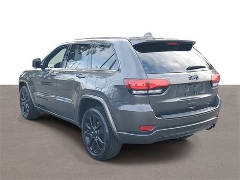 Used 2017 Jeep Grand Cherokee Altitude image 3