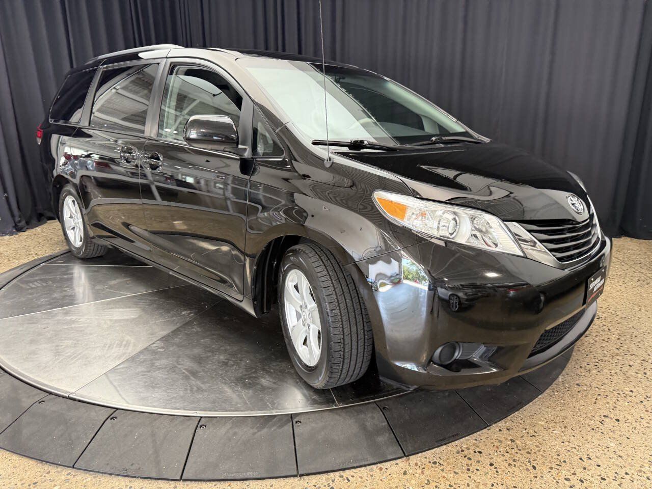 Used 2011 Toyota Sienna LE w/ Towing Pkg FWD image 12