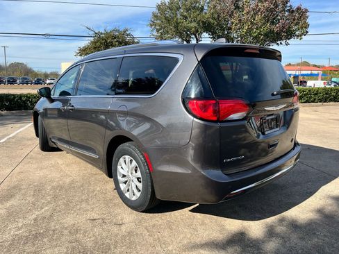 Used 2018 Chrysler Pacifica Touring-L image 8