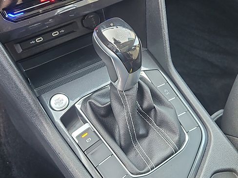 Certified 2023 Volkswagen Tiguan SE w/ Panoramic Sunroof Package image 18