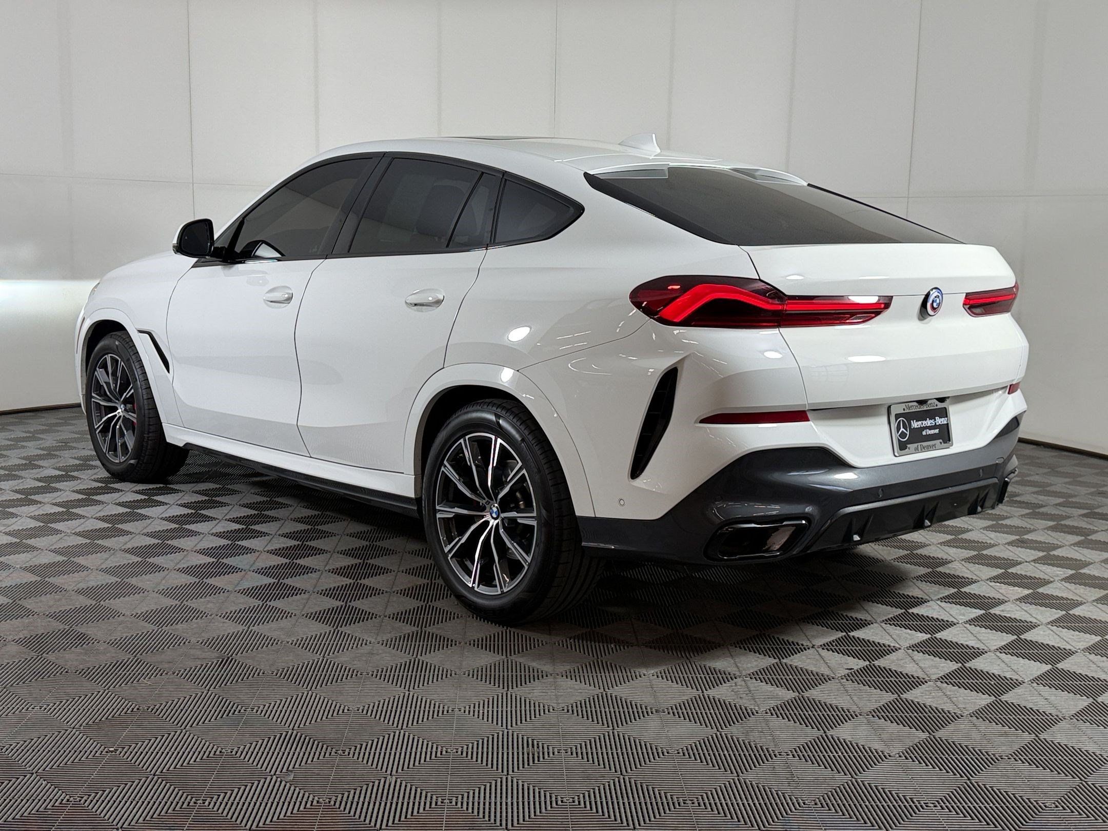 Used 2022 BMW X6 xDrive40i w/ M Sport Package AWD/4WD image 3